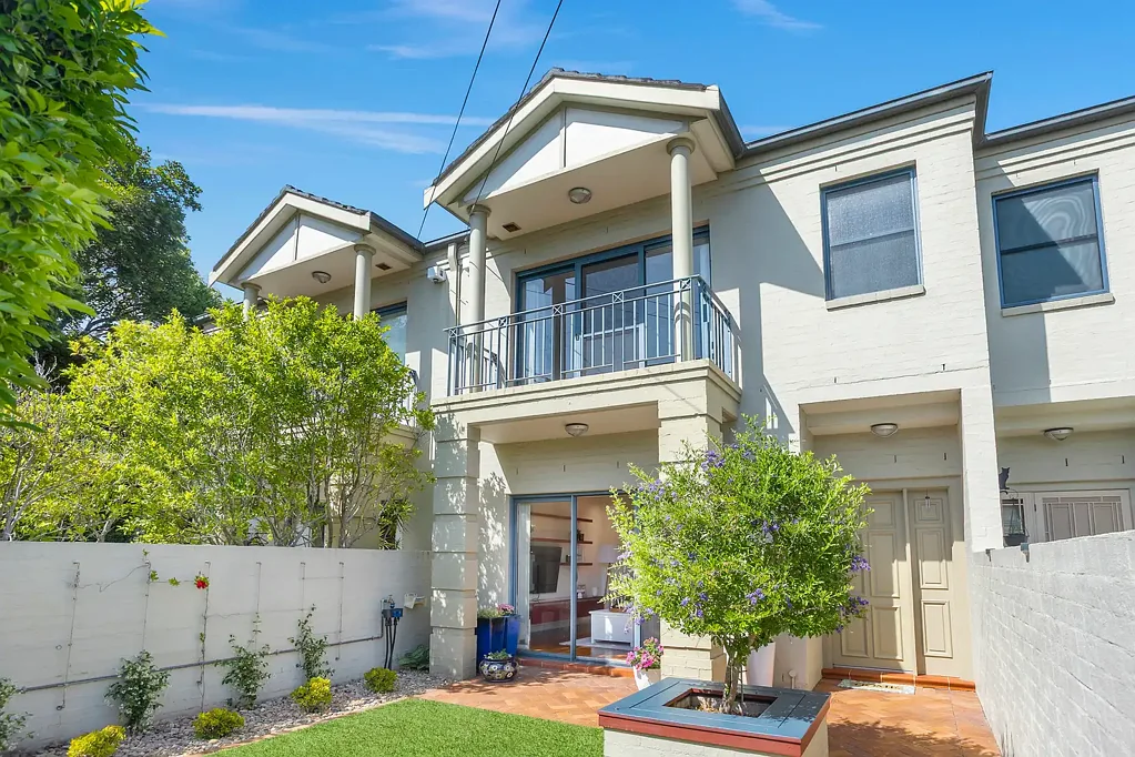 Sylvania 3房 高端厨房石材台面 步行水道餐厅 三卧带独立卫浴 主卧阳台水景 地下车位两席 Spacious North-Facing Townhouse with Contemporary Style