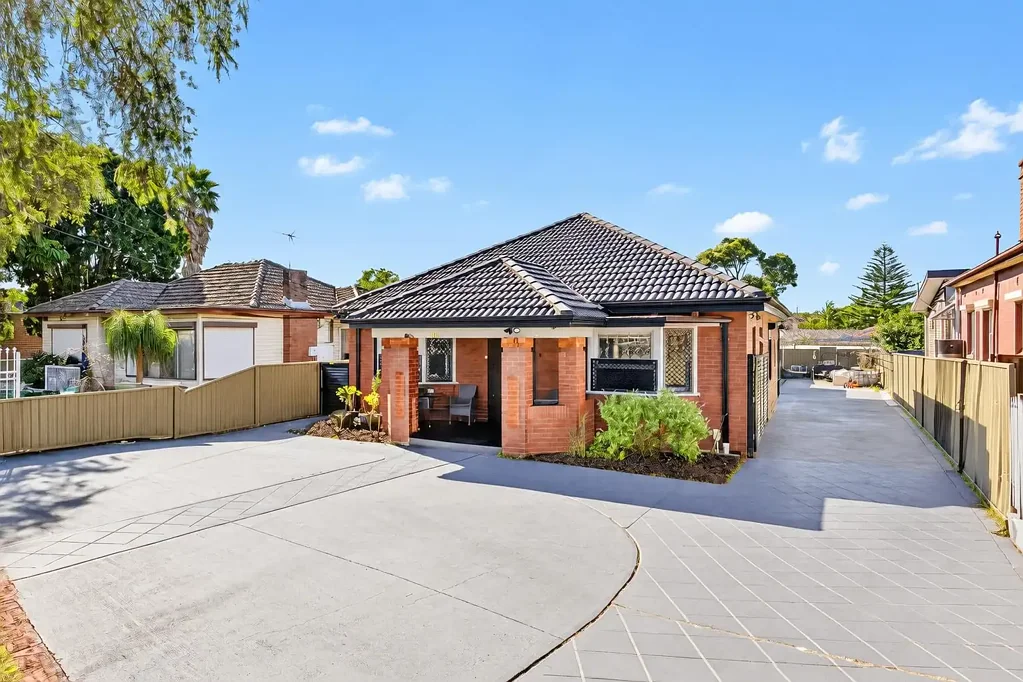 Lakemba 5બેડરૂમ Full Brick Family Classic + Council Approved Granny Flat on 689.2sqm