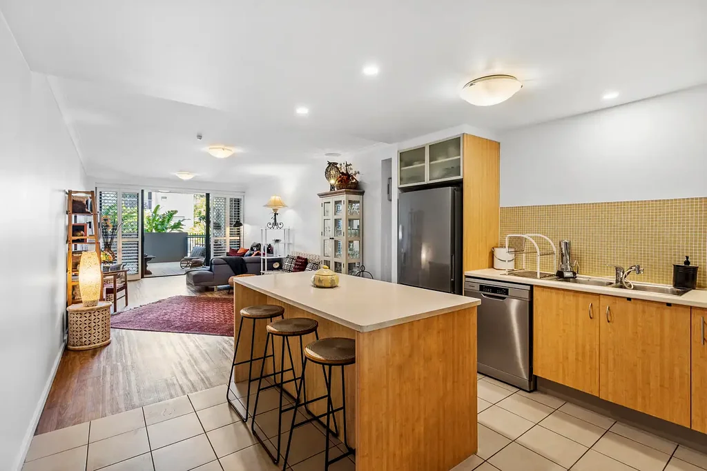 Fairfield 3房 Fairfield中心地 奢阔三卧公寓 开放式起居露台 泳池景观 双安全车位 便捷生活圈 Ground-Floor Opulence in the Heart of Fairfield