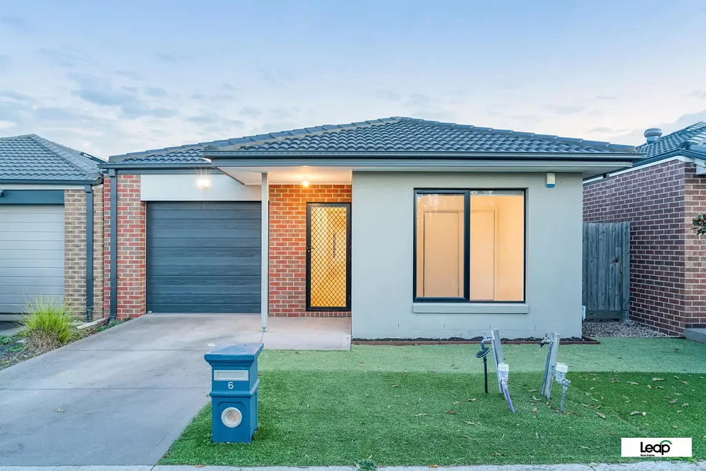 Wollert 4침실 Stunning 4-Bedroom with a Study Family Home in Wollert - Modern Design, Comfortable Living
