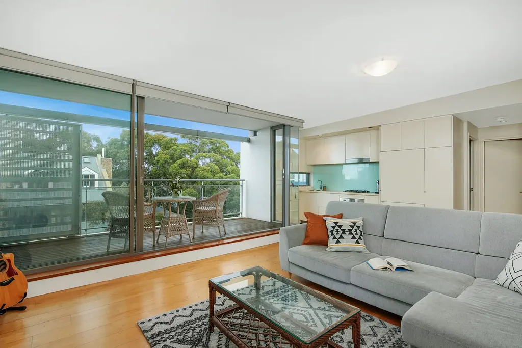 Light-filled One Bedroom Apartment in Axiom