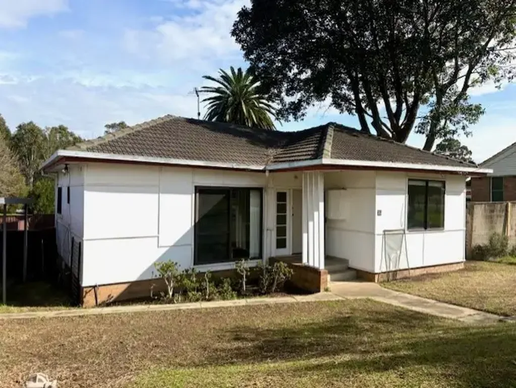 Cozy 3-Bedroom Family Home with Large Backyard