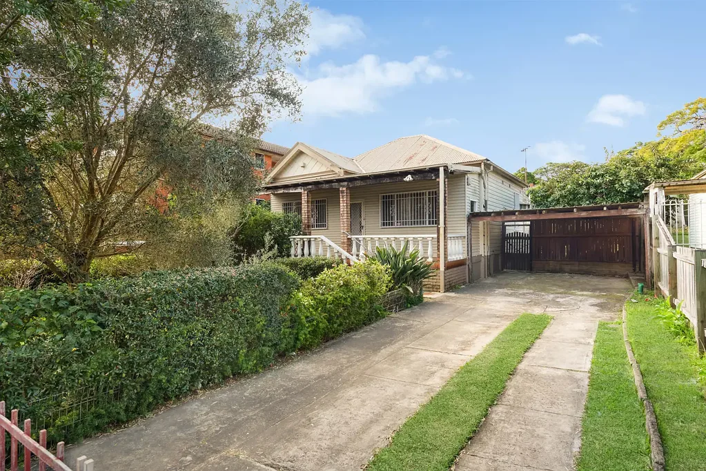 Lakemba 3房 Generational Home on Huge R4-Zoned Block in Super-Central Setting Generational Home on Huge R4-Zoned Block in Super-Central Setting