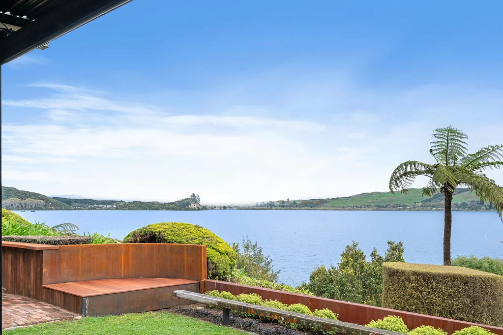 Lake Rotoiti 2房  Funky, functional, stunning views and all-day sun
