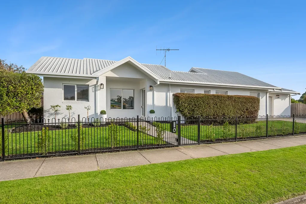 2/33 Glastonbury Drive, Highton, VIC 3216