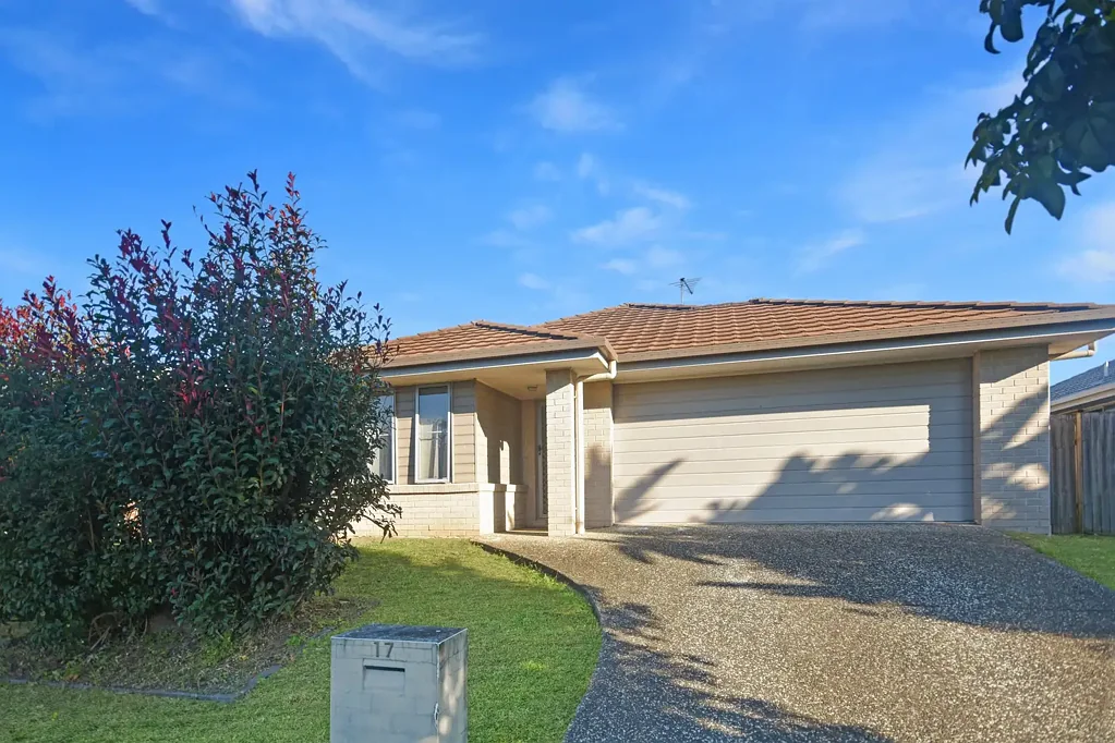 Family home in Cabooluture - Fully Fenced yard