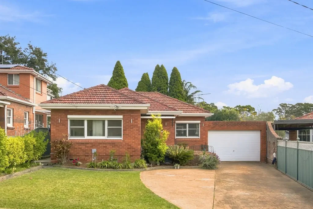 Beverly Hills 4房  Solid Full-Brick Home on 759m2 with Space & Lifestyle Convenience