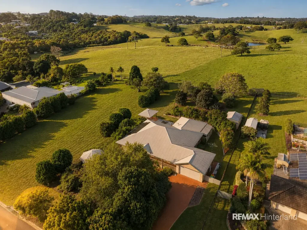 Maleny 5房  OPEN HOME SATURDAY 11 - 11:30 AM  :  Nothing But Cow Paddocks and Silence
