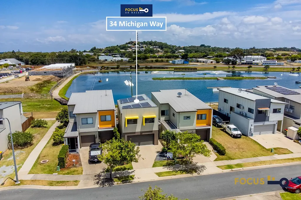 Andergrove 3બેડરૂમ EXECUTIVE TOWN HOUSE - OVERLOOKING THE WAKE-PARK