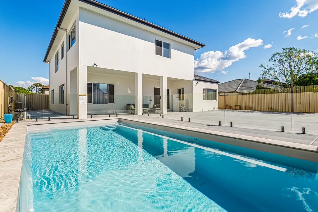 Molendinar 5房  Luxurious Family Living - Fully Renovated with Brand New Pool & Premium Finishes