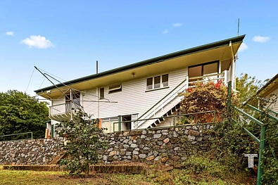 Greenslopes 3房 高起640平米地块 广阔郊区全景 LMR2区划潜力 优质学区环绕 医疗设施便捷 Elevated Position. Endless Potential. Blue-Chip Greenslopes Opportunity