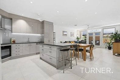 Adelaide 3房  Contemporary Torrens Title Living - Cafes, Bars, Markets & Restaurants footsteps away.