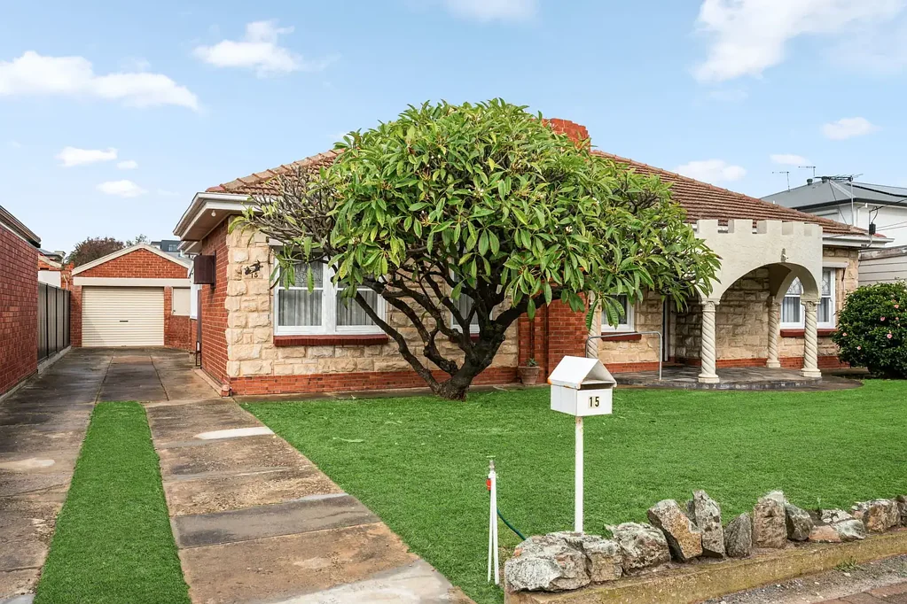 Glenelg North 3Zimmer Endless Potential on a Rare 1,036sqm Allotment