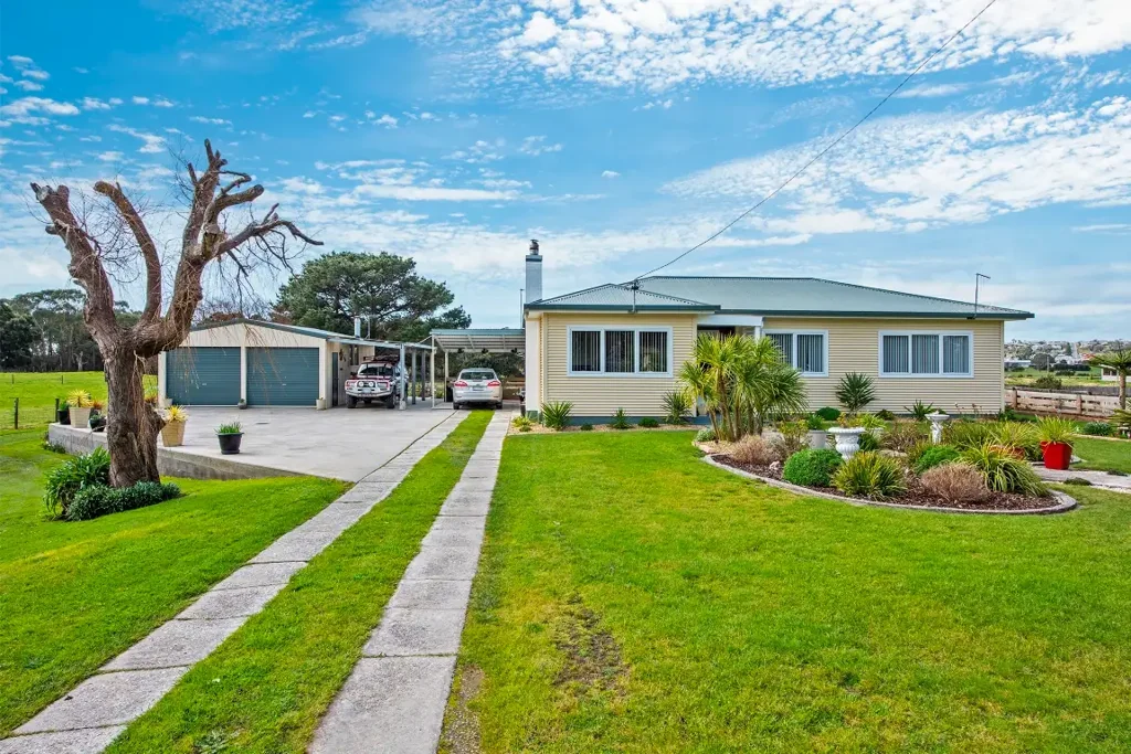 Smithton 3 Bedroom Stylish Family Home with Generous Living Spaces