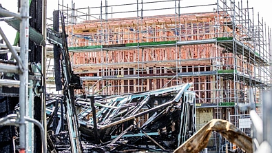 奥克兰东区建筑工地起火，损失惨重，警方称起因可疑