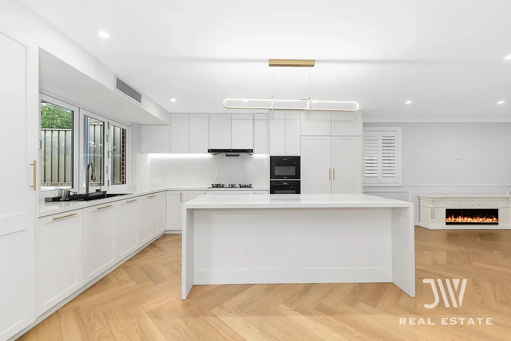 Fully Renovated Family Home Opposite Queen Elizabeth Reserve