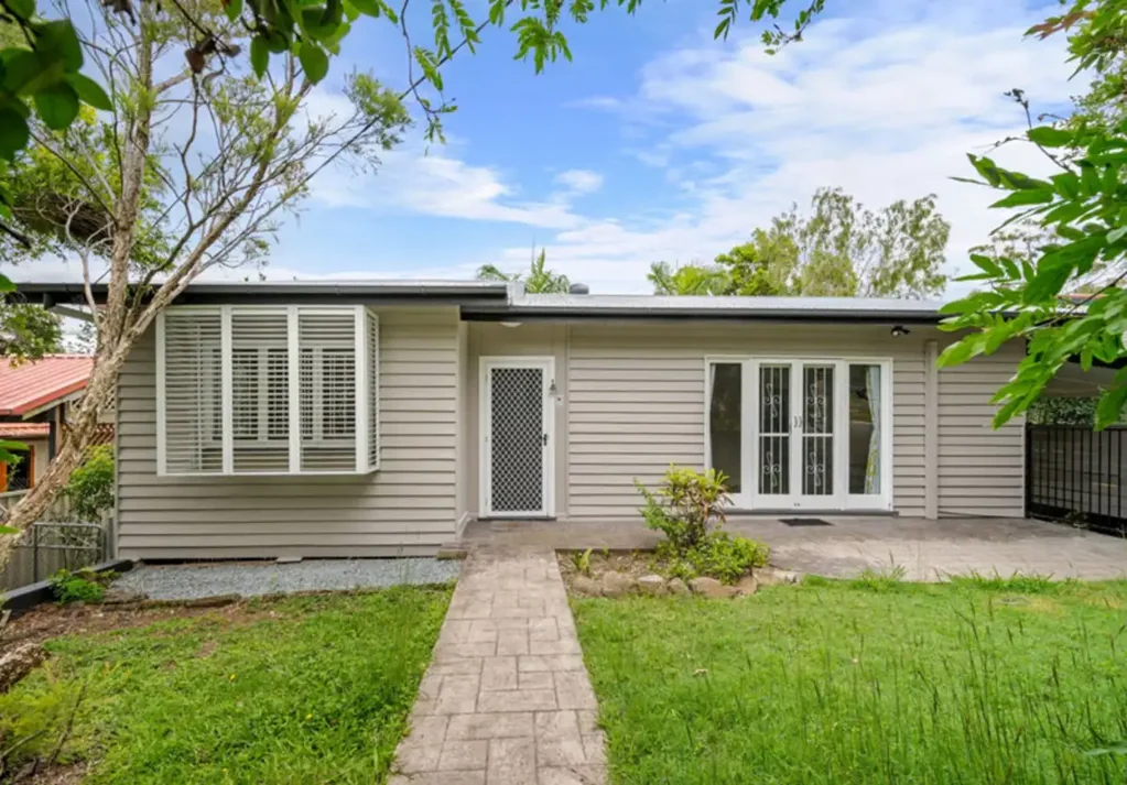 Stafford Heights 3غرفة نوم North-Facing, Rear Deck; Elevated with Lovely Green Outlook.