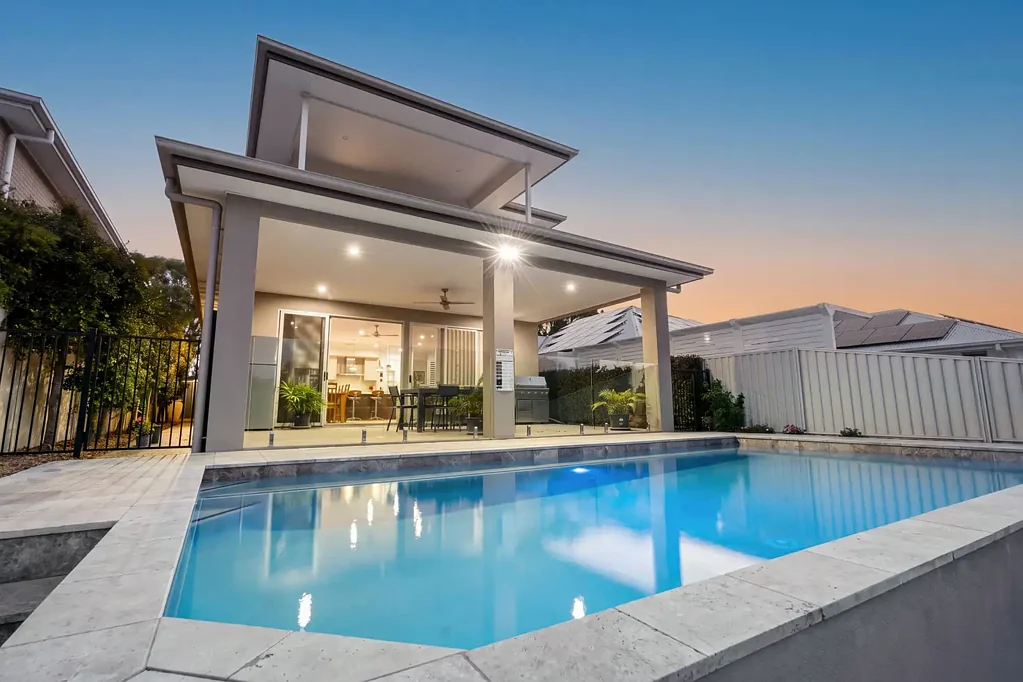 Helensvale 4ਬੈੱਡਰੂਮ Contemporary Design Meets North-Facing Waterfront Living