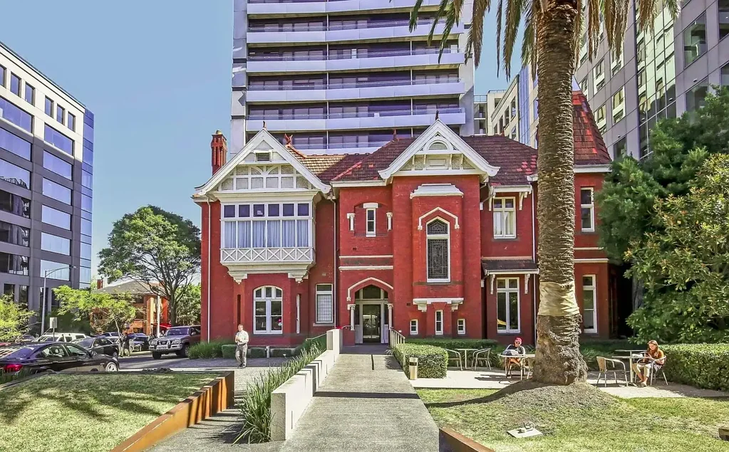 MODERN ONE BED ON ST KILDA BLVD