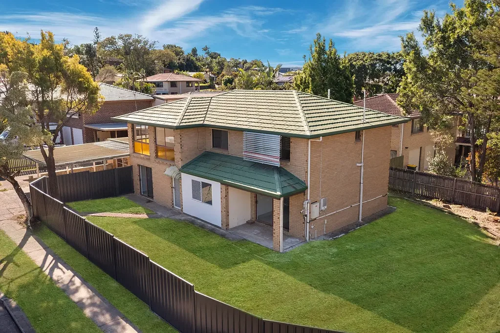Wishart 6房 Mansfield High School 学区内翻新双层独立生活住宅，拥有346平方米居住空间 Renovated Dual Living Home with 346m2 of Living Space in Mansfield High School Catchment