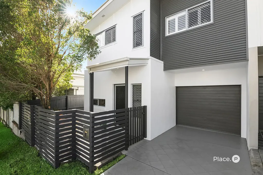 Holland Park West 3Phòng ngủ Modern Low-maintenance Executive Home in Sought-After Location