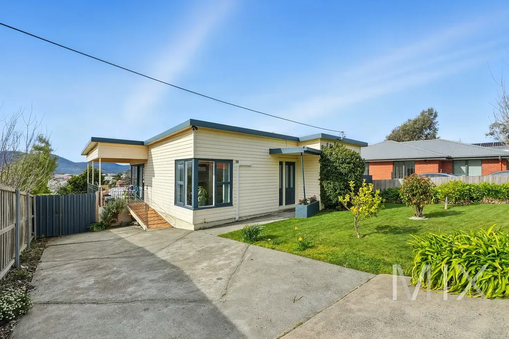 West Moonah 4બેડરૂમ Sunny Family Home with River Views & Endless Potential