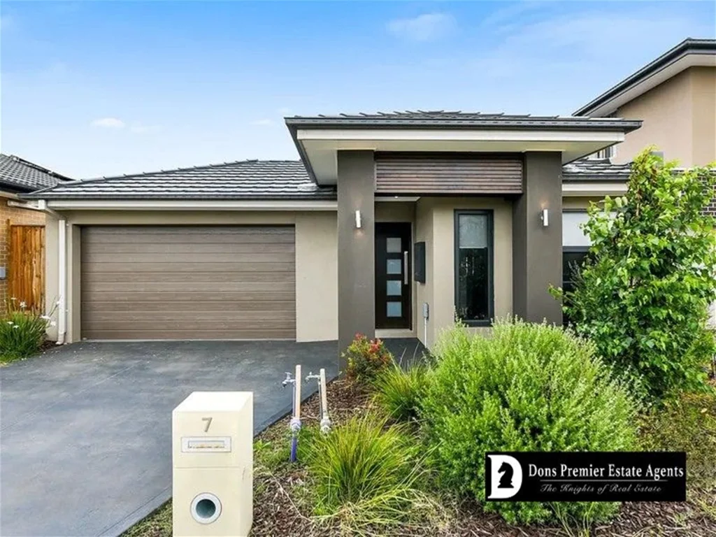 Spacious 4-Bedroom Family Home in Prime Location  For Rent!