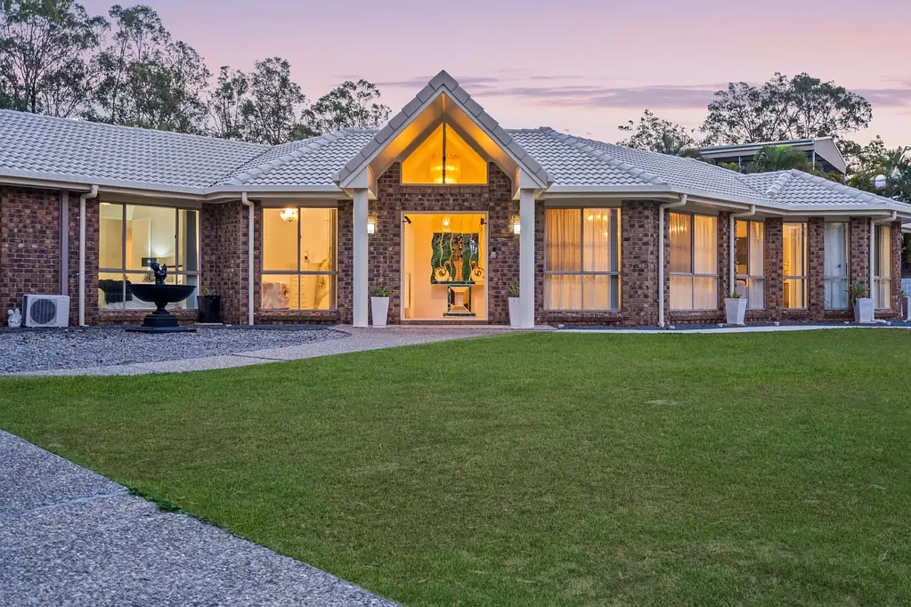 Yatala 8房  Grand Dual-Residence Estate on 5,000m² - Family Living, Business Potential, and Unmatched Versatility