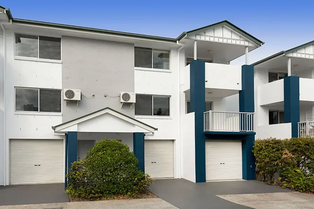 Tri-Level Townhouse Walk to All Amenities