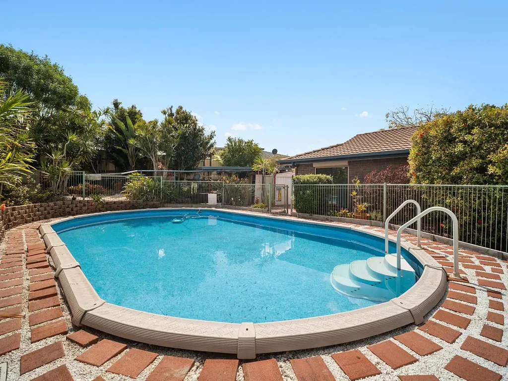 Crestmead 4બેડરૂમ Spacious 695m² Block with Pool, Shed & Side Access!