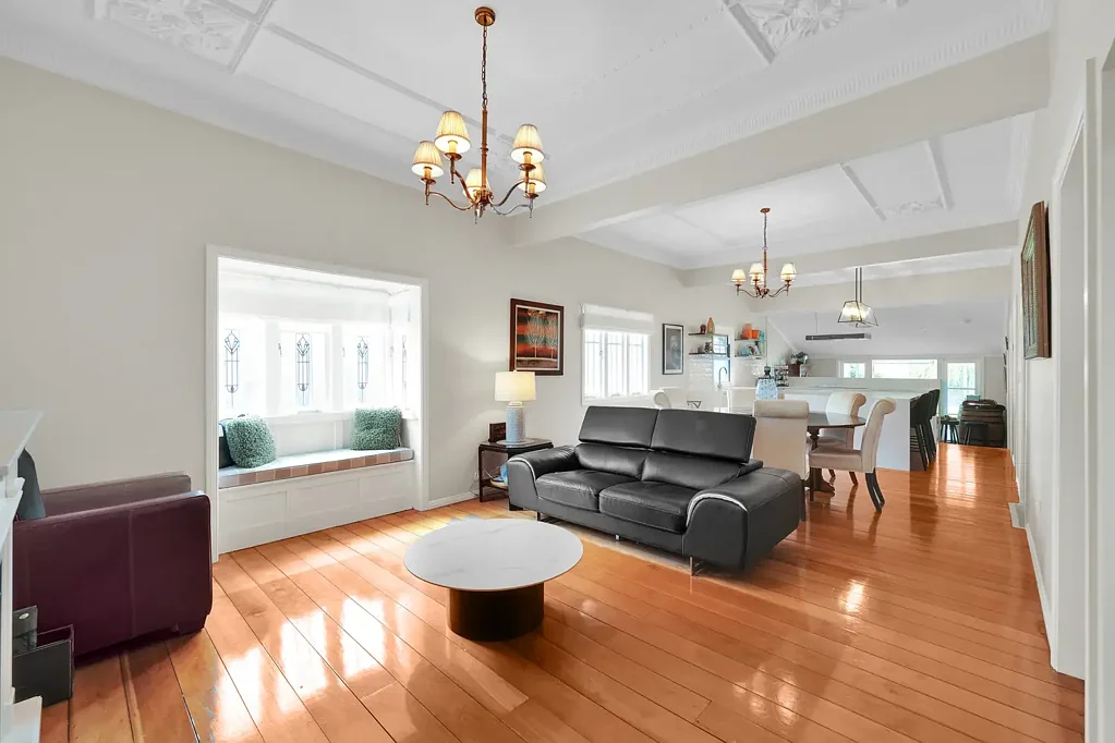 Coorparoo 5침실 Fully Renovated Family Haven with Picturesque Charm