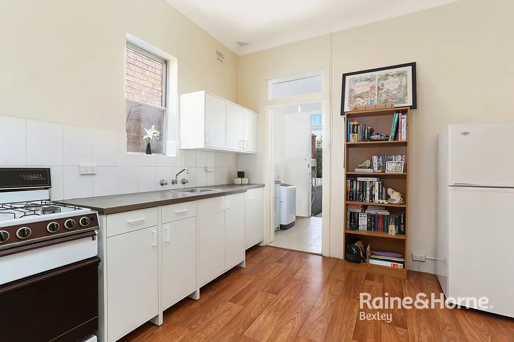 Tidy and Convenient One Bedroom Apartment -- ALL UTILITIES INCLUDED