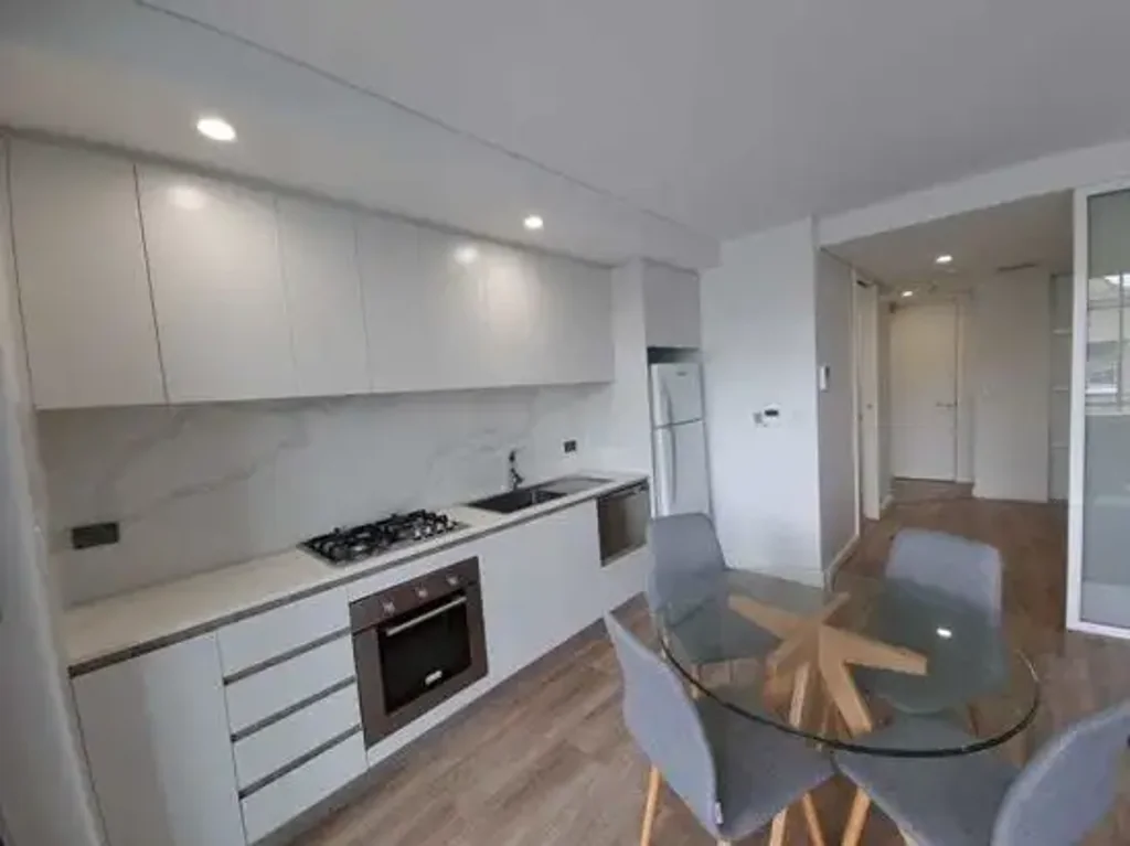 Petersham 宽敞52 M2 开敞生活区 大型阳台 设计师ILVE厨房 Caesar stone台面 现代浴室 工程木地板 便利CBD交通 Smart Spacious 52 M2 Studio with storage.