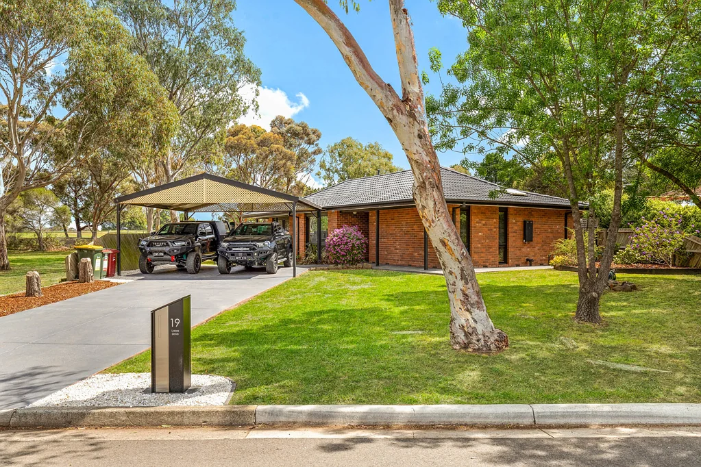 19 Lakes Drive, Sunbury, VIC 3429