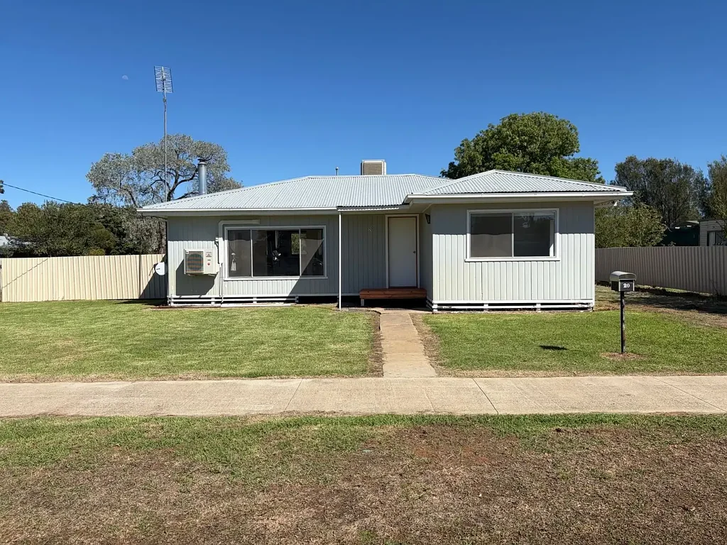 Moulamein 3房  Three Bedroom Home on 1,012m² Corner Block