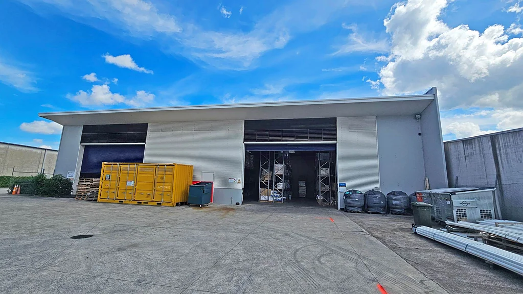 Rosedale INDUSTRIAL BUILDING WITH YARD IN ROSEDALE