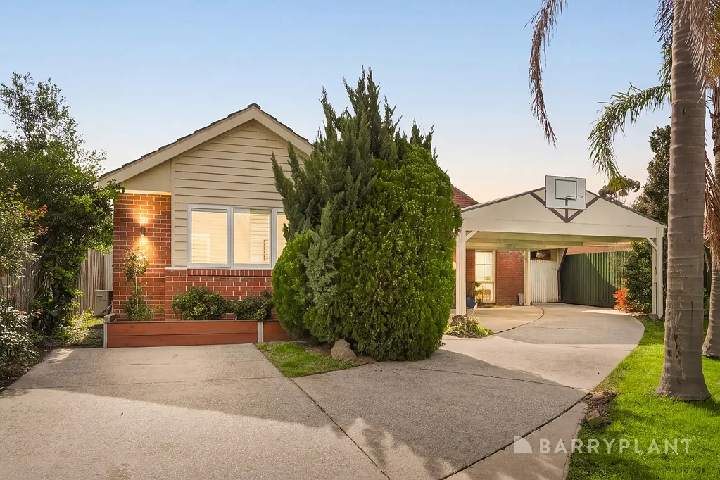 Ferntree Gully 4chambre * Sale by Set Date on Wednesday 16th September at 5pm (unless sold prior) *