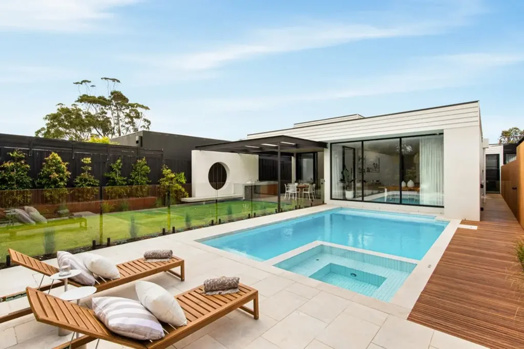 Mount Martha 4房 Webster设计 4.5米高顶 Miele电器 全瓷砖泳池 SPA 步行海滩 咖啡馆环绕 Architectural Masterpiece in a Coveted Coastal Setting