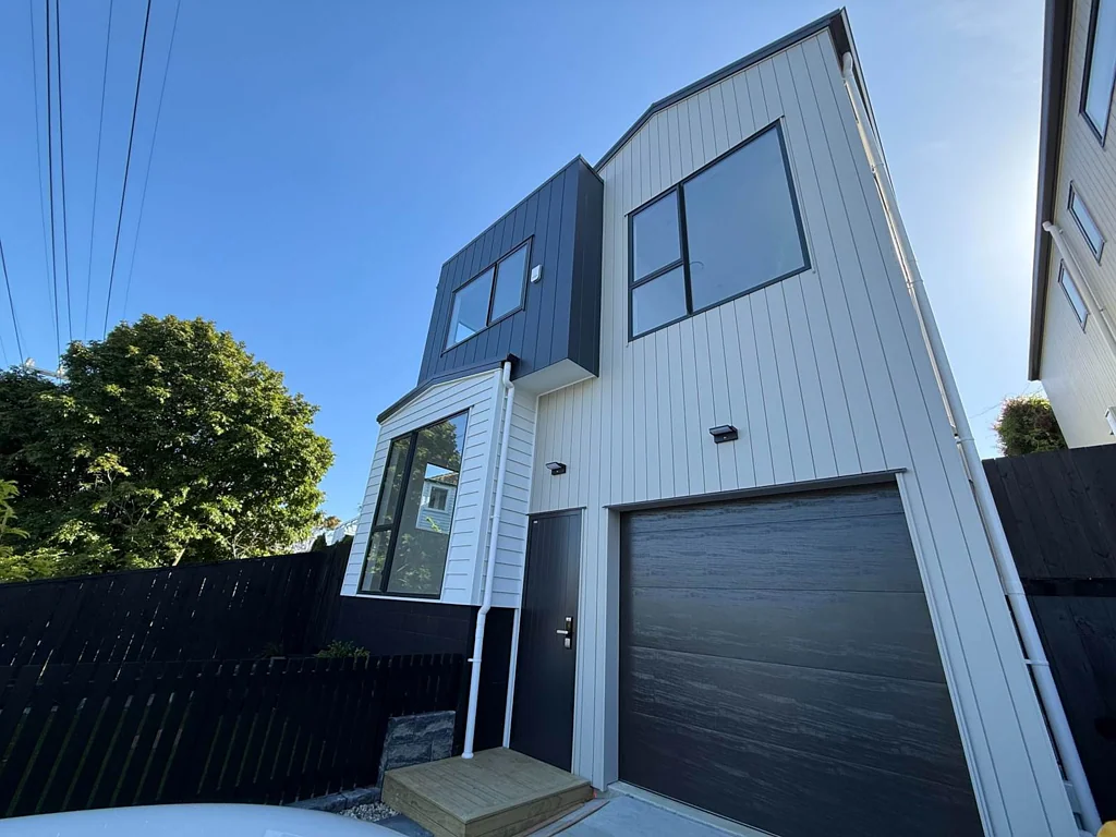 This is a brand new 4 bedrooms house in Westla...