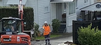 翻修路面竟挖断供水主管道！奥克兰两栋住宅遭泥水灌满损失惨重