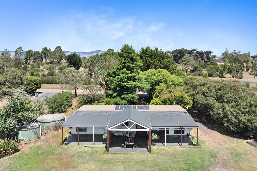 Darnum 3房  Plenty of Shedding for the Tradie or Established Equine Property for Horse Lovers on 20 Acres!