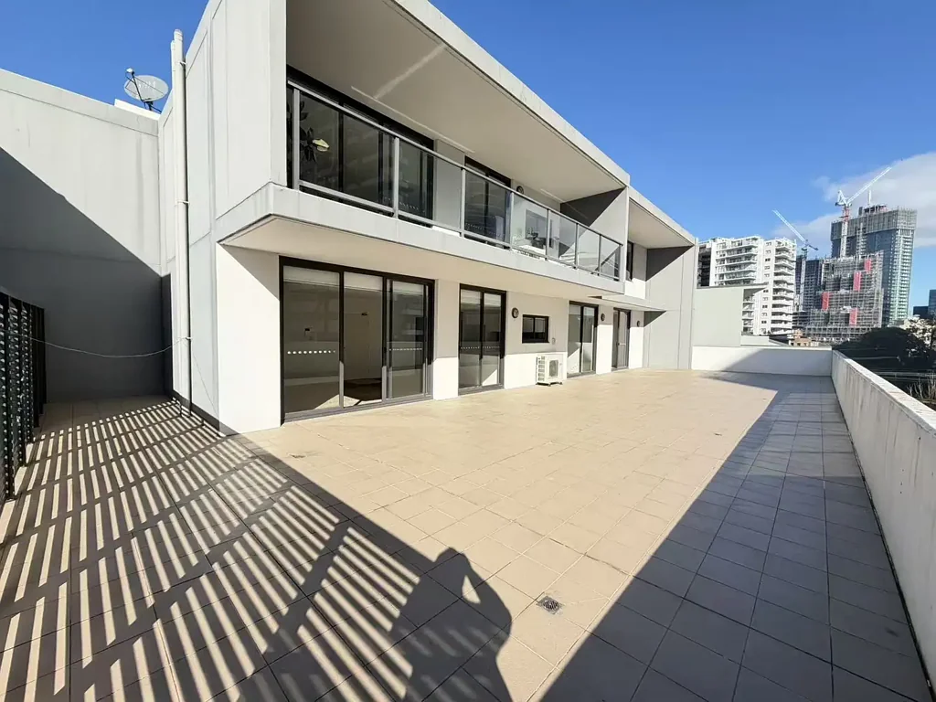 Sunny North-Facing 2-Bedroom Apartment with Huge Balcony