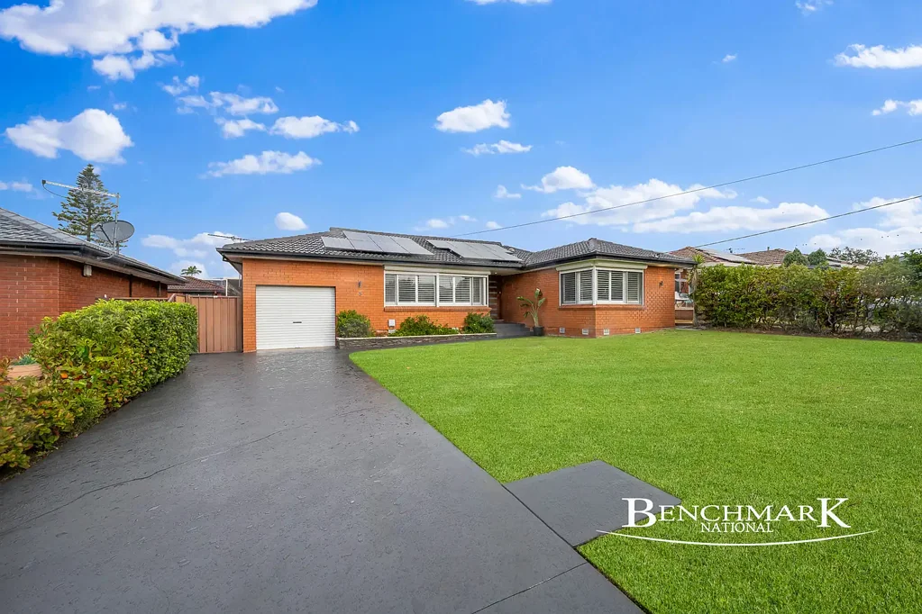 Moorebank 4Phòng ngủ Stylish Renovated Family Oasis in One of Moorebank's Best Streets