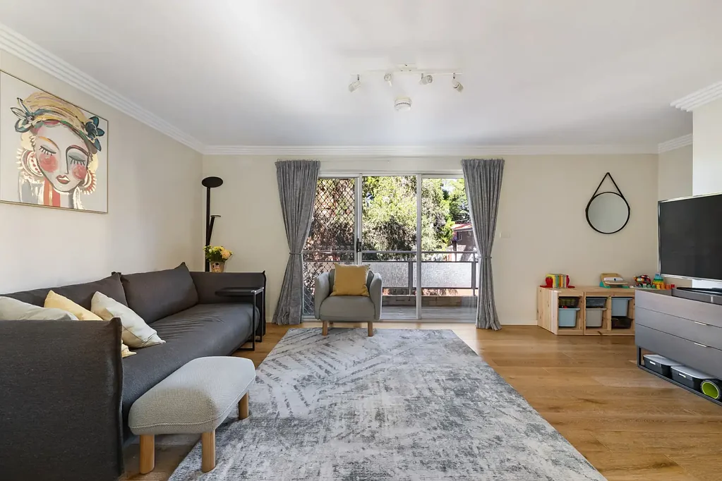 Summer Hill 2Zimmer Generous c1983 townhouse with deep backyard