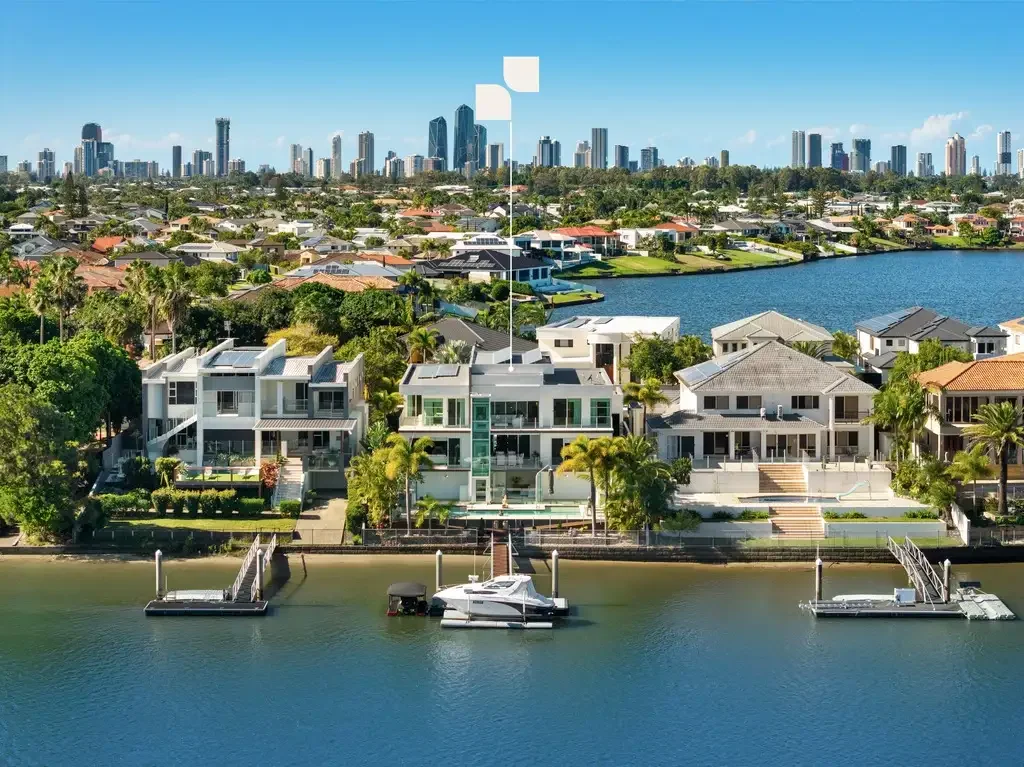 Benowa 5બેડરૂમ Enchanting, Expansive Architectural Residence with 21.2 Meters of Wide Main River Frontage