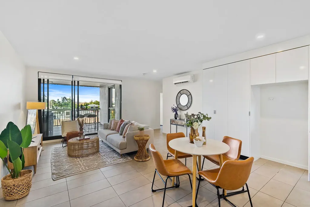 Top Floor Apartment With City Views