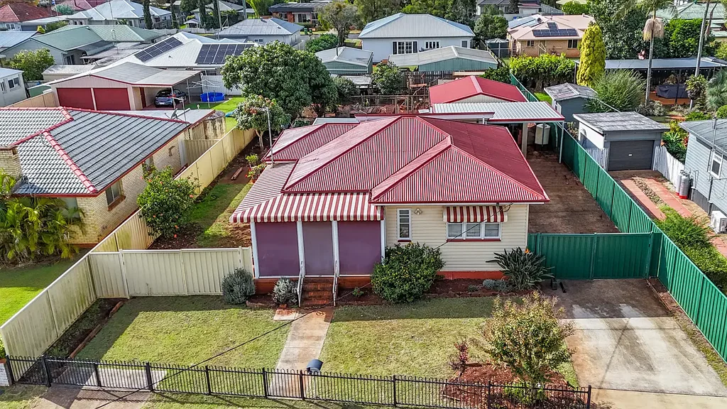 Harristown 3房 916平米巨幅地块 侧向车道便利 经典战后住宅 巨大翻新潜力 联邦风格线脚 大型娱乐区 无障碍坡道 双车库相连 步行至学校商圈 Boutique Residential Subdivision Development Opportunity