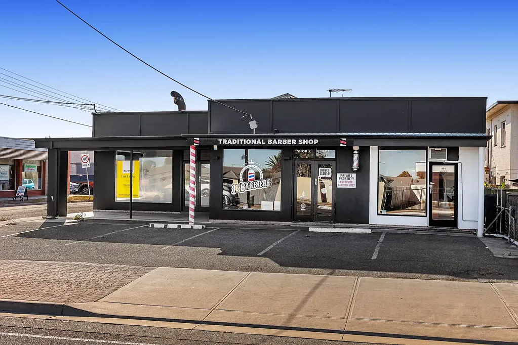 Findon 3બેડરૂમ Rare Mixed-Use Corner Site with Shops & House - Huge Redevelopment Potential (STCC)