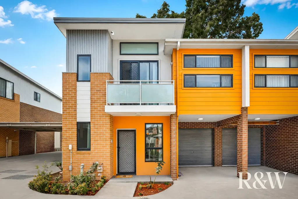 Rooty Hill 4Moenga Stylish & Modern Townhouse in Sought After North Rooty Hill (Walk to Train Station)