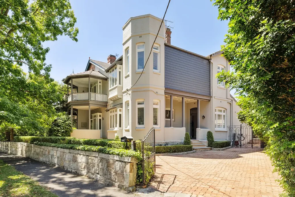 Hunters Hill 4ਬੈੱਡਰੂਮ ‘The Towers’ C. 1913 - Grand & unique peninsula residence in convenient village position.